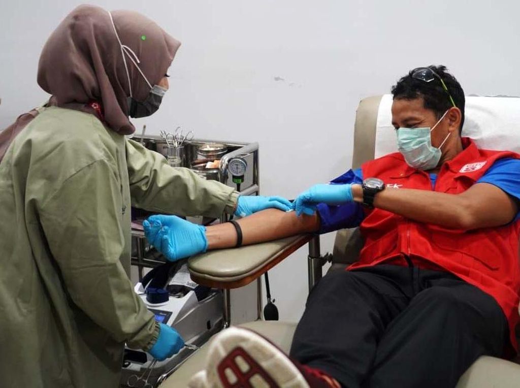 Momen Sandiaga Donor Darah di Tengah Wabah Corona Momen Sandiaga Donor Darah di Tengah Wabah Corona