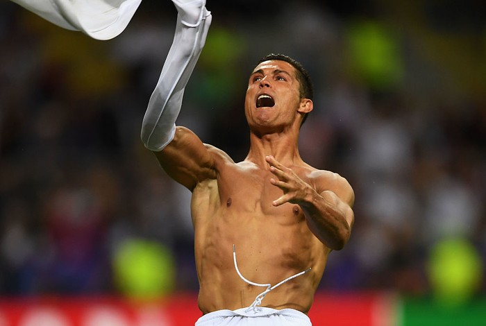 Cristiano Ronaldo, Cristiano Ronaldo Pamer Perut MILAN, ITALY - MAY 28: Cristiano Ronaldo of Real Madrid takes off his shirt in celebration after scoring the winning penalty in the penalty shoot out during the UEFA Champions League Final match between Real Madrid and Club Atletico de Madrid at Stadio Giuseppe Meazza on May 28, 2016 in Milan, Italy. (Photo by Laurence Griffiths/Getty Images)