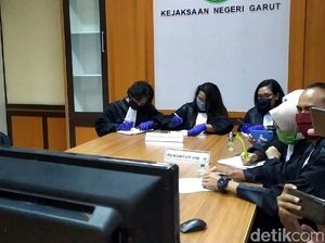 Video: Biduan Pemeran Seks Gangbang Garut Divonis 3 Tahun Video: Biduan Pemeran Seks Gangbang Garut Divonis 3 Tahun