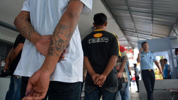 Warga binaan mendapatkan surat pembebasan di Lapas Klas IIB Kabupaten Jombang, Jawa Timur, Kamis (2/4/2020). Sebanyak 120 warga binaan lapas setempat mendapatkan asimilasi sebagai upaya mencegah penyebaran COVID-19. ANTARA FOTO/Syaiful Arif/foc.