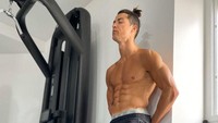 Ini adalah salah satu posting teranyar Cristiano Ronaldo. Ia memperlihatkan perut kotak-kotaknya dalam masa karantina di tengah pandemi virus Corona. (Foto: Instagram/cristiano)