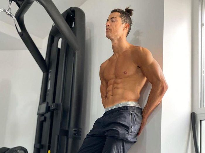 Lagi Isolasi Diri, Cristiano Ronaldo Pamer Perut Sixpack