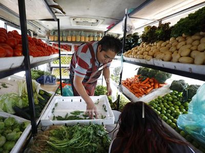 Unik! Mini Bus di Meksiko Dirombak Jadi Toko Sayur Berjalan