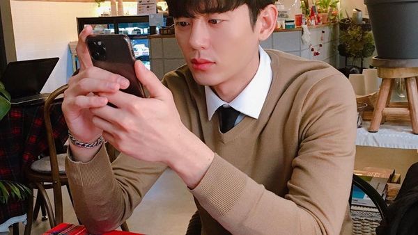 Ini Tampannya Lee Ji Hoon Saat Cicip Kopi dan Nongkrong di Resto