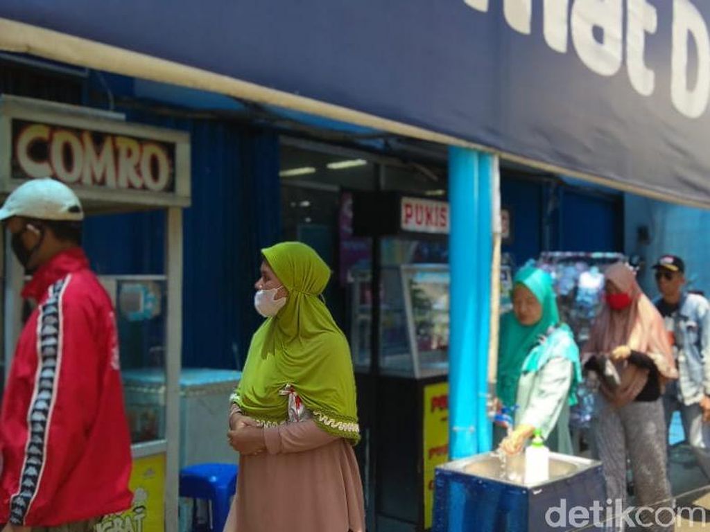Khawatir Lockdown, Warga Jakarta Padati Supermarket
