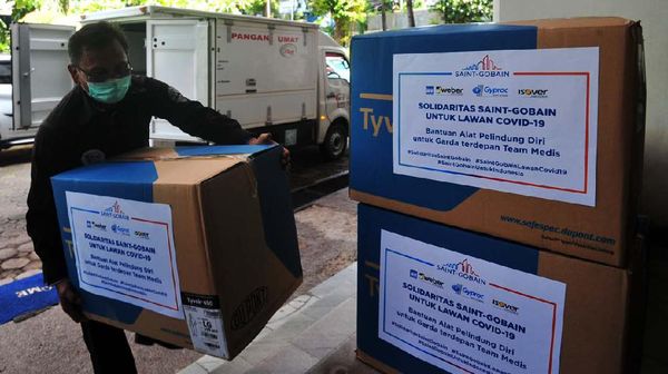 Sumbangan APD Perkuat Tenaga Medis di RSUD Jaksel