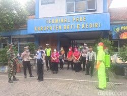 Warga yang Masuk Kabupaten Kediri Dites Suhu Tubuh di Pos Covid-19