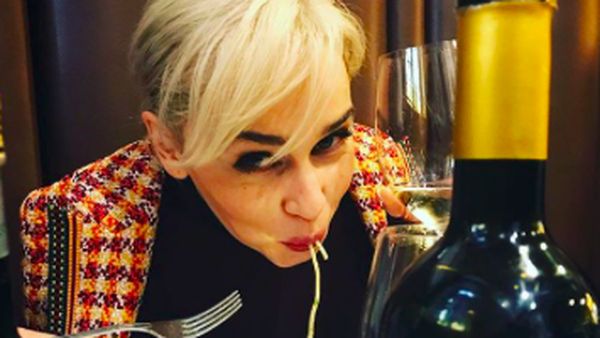 Momen Kulineran Emilia Clarke, Aktris yang Ajak Kencan Donatur Corona