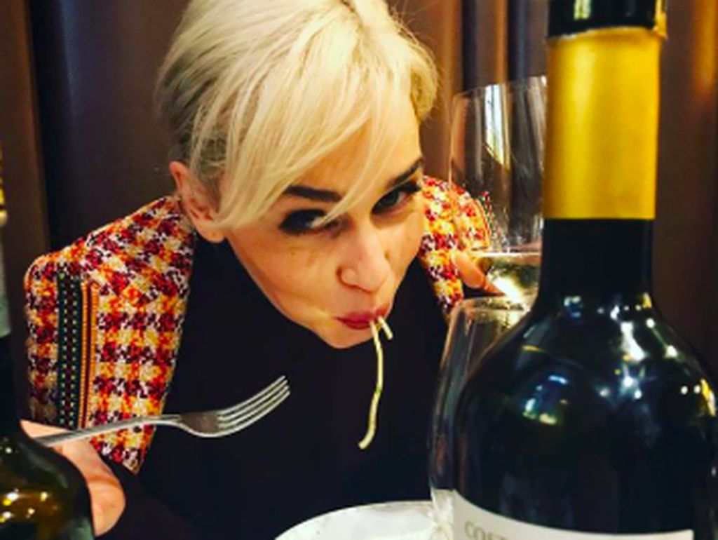 Momen Kulineran Emilia Clarke, Aktris yang Ajak Kencan Donatur Corona Momen Kulineran Emilia Clarke, Aktris yang Ajak Kencan Donatur Corona