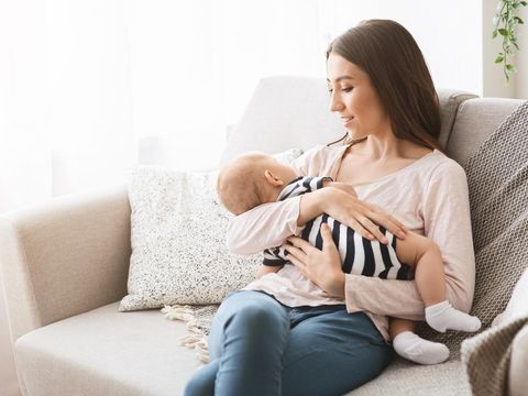 Posisi Menyusui yang Tepat agar Bayi Tak Tersedak Saat Let Down Reflex