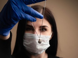 Brand Perhiasan Jual Liontin Bentuk Virus Corona, Dikritik Tak Sensitif