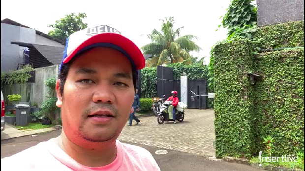 Indra Bekti keluar rumah untuk olahraga. 