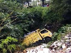 Truk Pengangkut Pakan Ayam Terjun ke Jurang di Sukabumi
