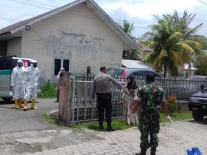 Wajah Pucat-Batuk, Wanita Diduga dari Malaysia Dibawa ke RSUZA Aceh