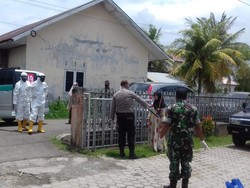 Wajah Pucat-Batuk, Wanita Diduga dari Malaysia Dibawa ke RSUZA Aceh