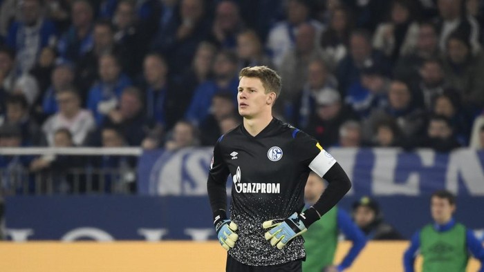 Schalkes German goalkeeper Alexander Nuebellooks on during the German first division Bundesliga football match FC Schalke 04 vs FC Cologne in Gelsenkirchen, western Germany, on October 5, 2019. (Photo by INA FASSBENDER / AFP) / DFL REGULATIONS PROHIBIT ANY USE OF PHOTOGRAPHS AS IMAGE SEQUENCES AND/OR QUASI-VIDEO