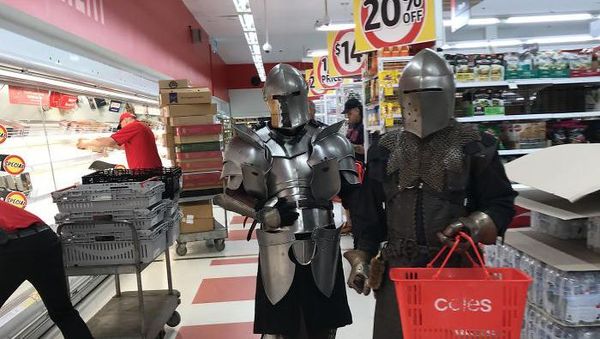 Aksi Nyeleneh Melindungi Diri dari Corona Saat Berbelanja