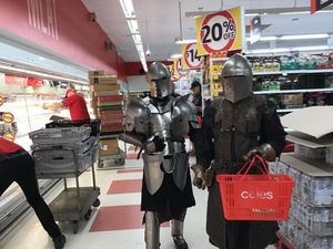 Aksi Nyeleneh Melindungi Diri dari Corona Saat Berbelanja