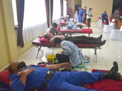 Bantu PMI yang Kehabisan Stok, Ratusan Polisi Cirebon Donor Darah