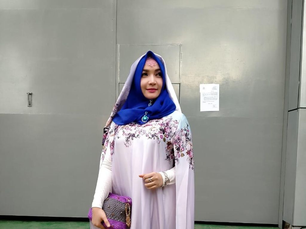 Cerita Roro Fitria Miliki Kiswah dari Makam Rasulullah Cerita Roro Fitria Miliki Kiswah dari Makam Rasulullah