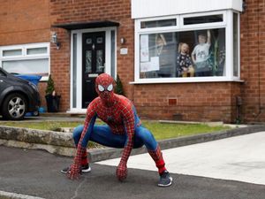 Potret Spider-Man Beraksi di Tengah Virus Corona Potret Spider-Man Beraksi di Tengah Virus Corona