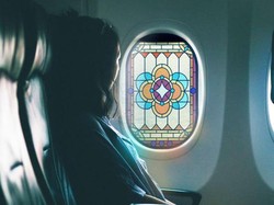 Kaca Jendela Khusus di Pesawat Biar Tampak Seperti Tempat Ibadah