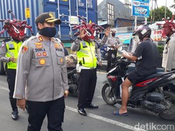 Memakai Helm Corona, Polisi Turun Jalan Ingatkan Bahaya Covid-19