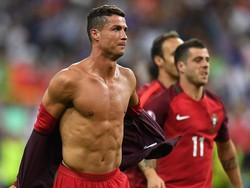 Di bulan Juli 2016, publik kembali bisa melihat jelas perut kotak-kotak Cristiano Ronaldo. Momen ini diambil usai laga timnas Portugal lawan Prancis di Piala Eropa 2016.(Foto: Getty Images/Mike Hewitt)