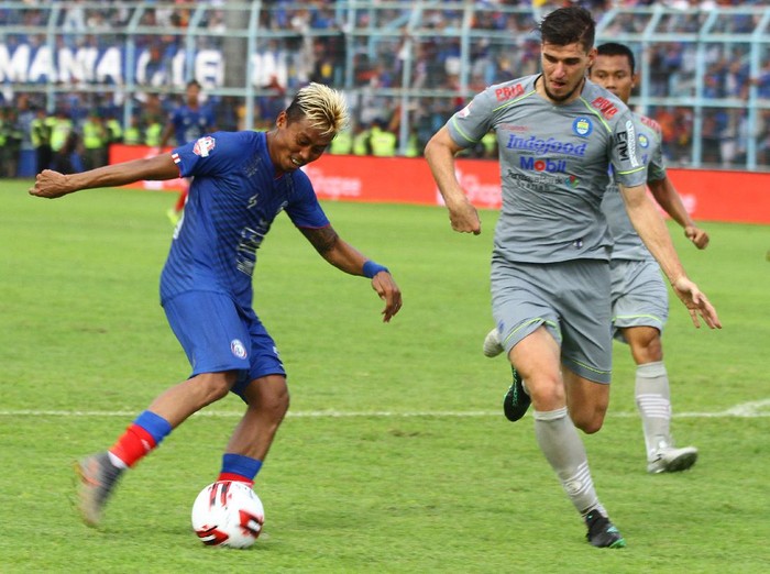 Pesepakbola Arema FC Yudo (kiri) berusaha melewati hadangan pesepakbola Persib Bandung Nick Anna Maria Francois Kuipers (tengah) dan Victor Igbonefo (kanan)  dalam pertandingan Liga I di Stadion Kanjuruhan, Malang, Jawa Timur, Minggu (8/3/2020).  Persib mengalahkan Arema dengan skor 2-1. ANTARA FOTO/Ari Bowo Sucipto/hp.