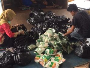 Minta Warganya Tetap di Rumah, Walkot Kendari Bagikan 2.000 Paket Sembako