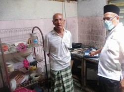 Miris! Kakek Ini Hanya Makan Nasi Garam dan Roti Celup Air Putih