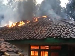 Pemuda Cianjur Bakar Rumah Ortu Gegara Kesal Tak Dibelikan Motor