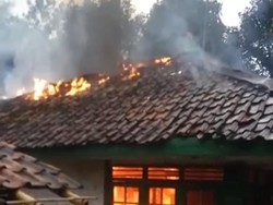 Pemuda Cianjur Bakar Rumah Ortu Gegara Kesal Tak Dibelikan Motor