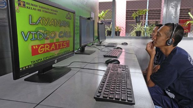 Warga binaan berbincang dengan keluarganya melalui fasilitas panggilan video di ruang penjengukan Rutan Kelas IIB Temanggung, Jawa Tengah, Rabu (18/3/2020). Untuk mencegah penyebaran COVID-19, pihak Rutan Kelas IIB Temanggung meniadakan waktu kunjungan dan menggantinya dengan panggilan video menggunakan perangkat komputer bagi warga binaan. FOTO ANTARA/Anis Efizudin/wsj.