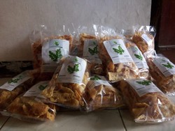 Krenyes Renyah Kerupuk Daun Kelor dari Lamongan