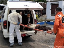 Lemas Belum Makan, Pria Pingsan Ini Dievakuasi Petugas Medis Berbaju APD