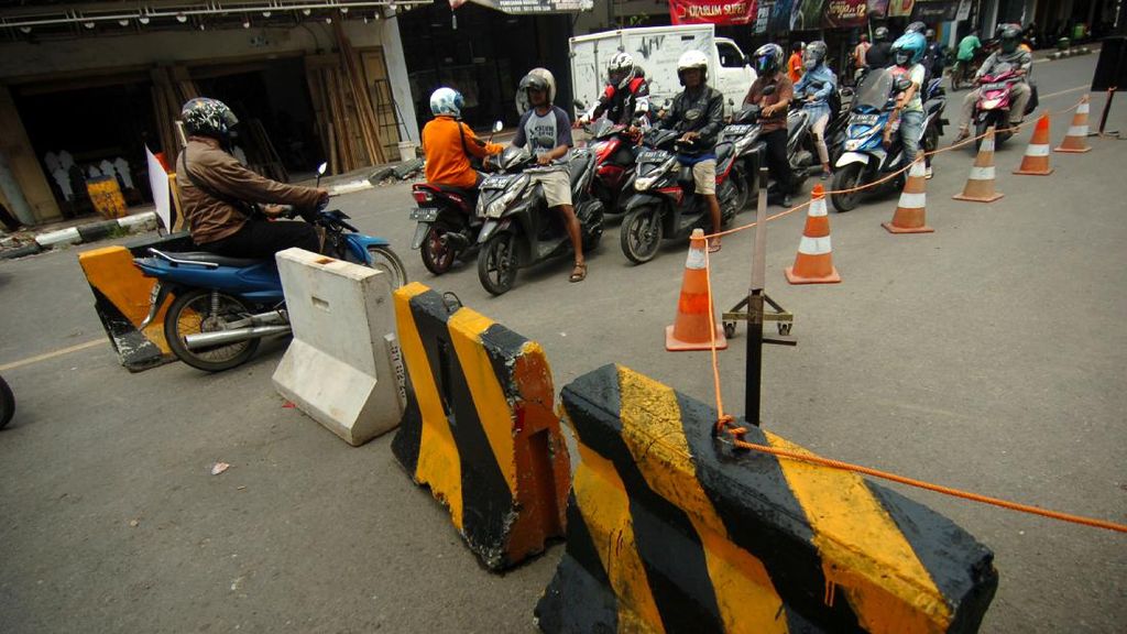 Beton Karantina Wilayah di Tegal Dibuka Paksa Beton Karantina Wilayah di Tegal Dibuka Paksa