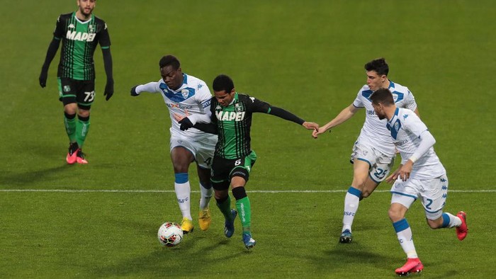 REGGIO NELLEMILIA, ITALY - MARCH 09:  Mario Balotelli (2nd L) of Brescia Calcio is challenged by Rogerio of US Sassuolo during the Serie A match between US Sassuolo and Brescia Calcio at Mapei Stadium - Citta del Tricolore on March 9, 2020 in Reggio nellEmilia, Italy  (Photo by Emilio Andreoli/Getty Images)