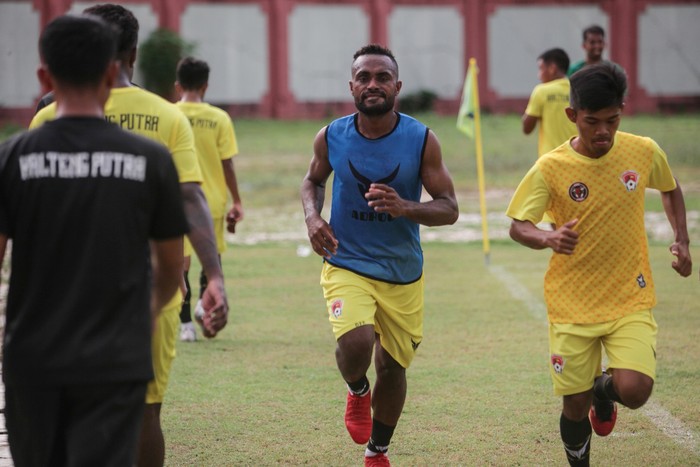 Sejumlah pesepakbola di Indonesia tetap berlatih mengasah kemampuan olah bola meski kompetisi sepakbola dihentikan semantara imbas Corona.  Yuk, lihat potretnya