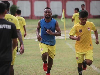 Aksi Pesepakbola Tetap Berlatih di Tengah Pandemi Corona
