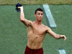 Berselang empat tahun, ini adalah potret pamer perut Cristiano Ronaldo ketika memberikan jersey-nya ke suporter di laga timnas Portugal dalam Piala Dunia 2014. (Foto: AFP/DIMITAR DILKOFF)