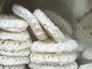 Viral Nenek-nenek Beli Kerupuk Tapi Tetap Social Distancing Ini Bikin Senyum