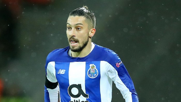 LEVERKUSEN, GERMANY - FEBRUARY 20: Alex Telles of Porto runs with the ball during the UEFA Europa League Round of 32 first leg match between Bayer 04 Leverkusen and FC Porto at BayArena on February 20, 2020 in Leverkusen, Germany. (Photo by Christof Koepsel/Getty Images)