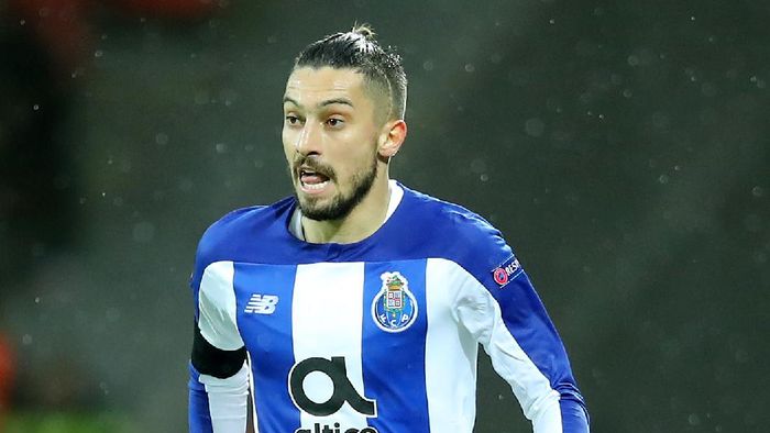 alex telles fc porto LEVERKUSEN, GERMANY - FEBRUARY 20: Alex Telles of Porto runs with the ball during the UEFA Europa League Round of 32 first leg match between Bayer 04 Leverkusen and FC Porto at BayArena on February 20, 2020 in Leverkusen, Germany. (Photo by Christof Koepsel/Getty Images)