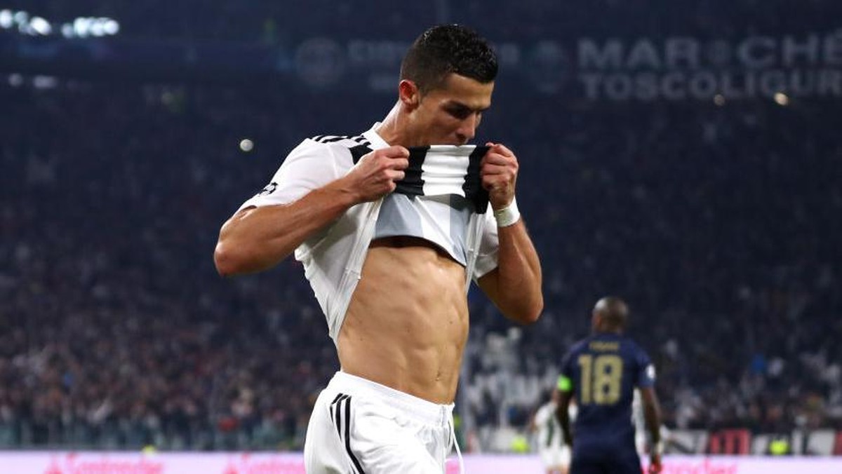 Cristiano Ronaldo kedapatan berlatih di Stadion Madeira, Portugal, kendati sedang pandemi virus corona. (Foto: Getty Images/Michael Steele)
