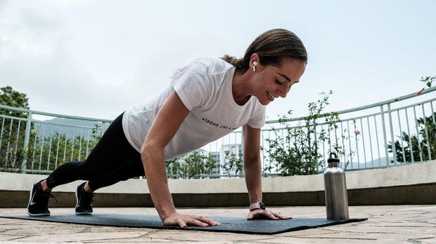 In this picture taken on March 26, 2020, personal trainer Kristen Handford, 33, records a fitness class for her clients in Discovery Bay, on the outlying Lantau Island in Hong Kong. - More than 3.4 billion people have been called on or forced by authorities to stay at home, around 44 percent of the world population, according to a count based on an AFP database. Many are wondering how they can stay healthy during the weeks -- and possibly months -- of self-isolation that lie ahead. Hong Kongers, who live in some of the world's smallest apartments, say it can be done. (Photo by Anthony WALLACE / AFP) / TO GO WITH HongKong-health-virus-fitness,FOCUS by Jerome TAYLOR