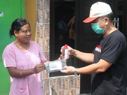 Ratusan Hand Sanitizer dan Masker Kain Dibagikan ke Warga Kali Rungkut