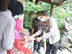 Saat Janda-janda Sebatang Kara di Pasuruan Terharu Dapat Bantuan