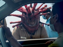 Viral Polisi India Pakai Helm Corona, Takuti Warga agar #Dirumahaja