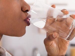 10 Manfaat Minum Air Putih Hangat di Pagi Hari dan Sebelum Tidur